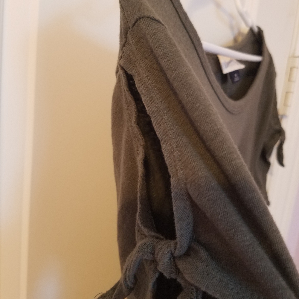 Universal Thread Olive Green Tee - Picture 4 of 4